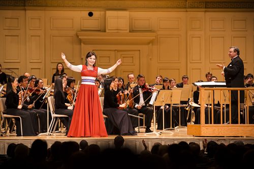 图1-4：神韵交响乐团在波士顿交响乐厅给观众带来一场恢弘的音乐圣典