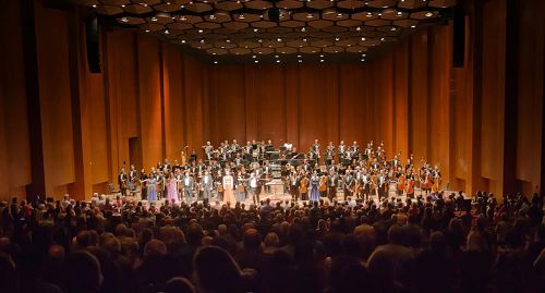 神韵交响乐团在美国德州休斯顿的琼斯剧院演出，深受听众的欢迎