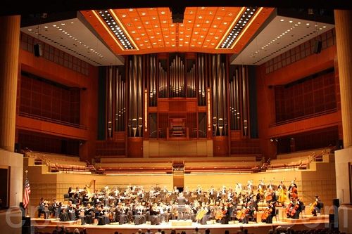 神韵交响乐团在美国德州达拉斯市Meyerson音乐厅演出