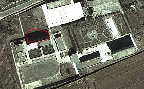google map搜到的劳教所全景，红线标出的及此“综合楼”的位置。