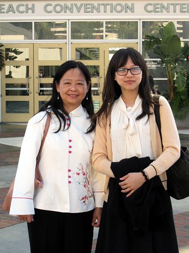 '第一次参加国际型修炼心得交流会的台湾法轮功学员翊绫（右）、刘美华（左）'