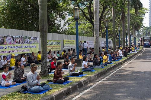 '图1：印尼法轮功学员在中使馆前静坐，抗议中共迫害'