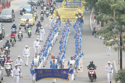 '图2：法轮功学员在雅加达市区游行，天国乐团做前导。'