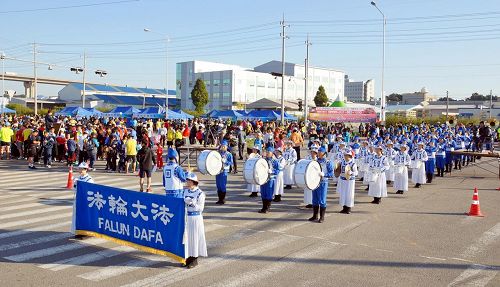 '天国乐团参加“二零一三年平泽港马拉松大会”受到欢迎。'