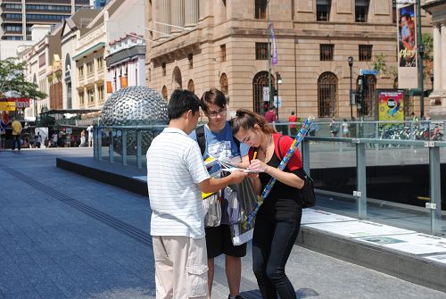 澳洲民众签名支持法轮功学员制止迫害