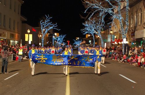 二零一三年十一月十六日，多伦多天国乐团参加布来顿圣诞大游行受欢迎