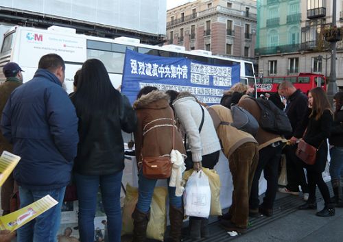 西班牙法轮功学员在马德里的市中心太阳门广场举行征签，谴责中共迫害