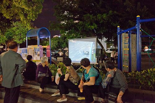 图3：以台湾小吃闻名的高雄六合观光夜市，法轮功真相点不停播放着《九评共产党》录像片，吸引相当多的大陆游客观看。