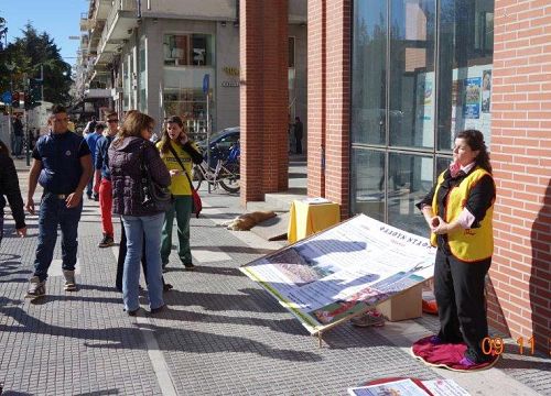 '图：希腊学员在东北部城市举办讲真相活动'
