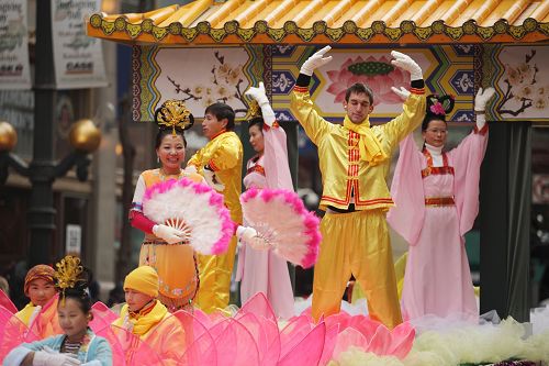 图五：法轮功学员在花车上演示功法。