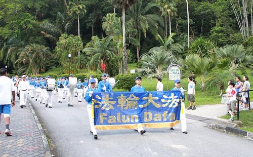 '天国乐团在结束北海游行后来到槟城植物公园游行演奏。'