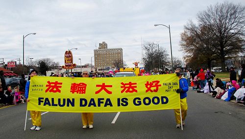 法轮功学员参加美国维吉尼亚首府里士满市举行的第三十届圣诞大游行