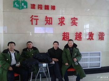四位律师在建三江管理局垦区检察院接待室等待。