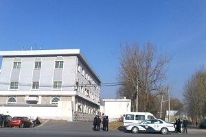 温榆河法庭及警车很多警察
