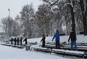 波兰大法弟子元月初一（二月十日）在华沙幸福公园炼功。