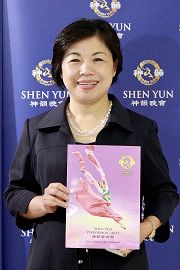 台湾立法委员杨琼璎感受到神韵“很有气息、有能量”，也让她找到根的感觉。