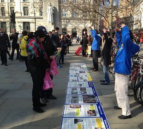 '法轮功学员在伦敦圣马丁广场炼功、讲真相、征签'