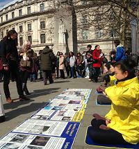 '法轮功学员在伦敦圣马丁广场炼功、讲真相、征签'