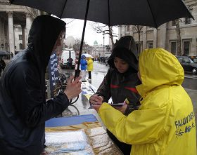 '英国女孩苏珊娜对中共活摘器官罪恶感到震惊，毫不犹疑在请愿信上签名'