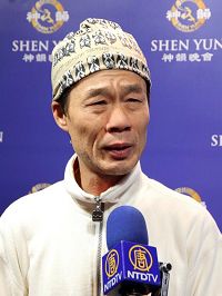 '香港熊立武术舞蹈团团长熊立首次观赏演出后，感动落泪。'