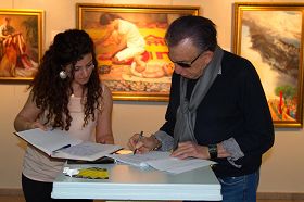 '土耳其妇孺皆知的著名舞台表演艺术家、导演、剧作家Haldun Dormen先生，参观完美展后，在呼吁制止中共活摘法轮功学员器官罪行的征签簿上签名'