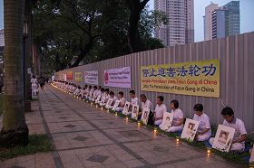 全体学员点亮了蜡烛悼念被迫害致死的大法弟子们
