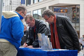 '德国汉堡市中心，人们签名支持法轮功反迫害'