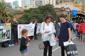 '人们了解真相后，主动在要求澳政府立法杜绝活摘器官惨案的征签表上签名'