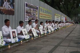 雅加达法轮功学员烛光悼念在大陆被迫害致死的大法弟子。