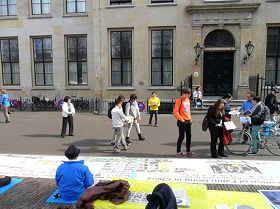 '部份法轮功学员在海牙的国会广场举办讲真相活动'