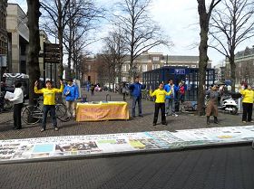 '部份法轮功学员在海牙的国会广场举办讲真相活动'