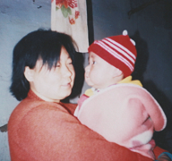 妈妈吴丽梅和缘缘小时候的照片