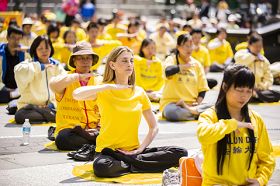 五月十二日纽约法轮功学员于纽约曼哈顿富利广场集体炼功