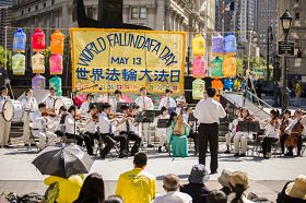 小管弦乐队于纽约曼哈顿富利广场表演