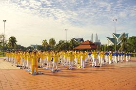 '法轮功学员在蒂蒂旺莎湖滨公园广场集体炼功。'