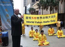 '法轮功学员在悉尼市中心商业区举办活动,庆祝世界法轮大法日'
