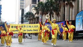 '法轮功学员在悉尼市中心商业区举办活动,庆祝世界法轮大法日'