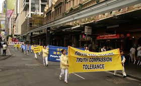 '悉尼学员在市中心举行大型游行活动庆祝大法日'
