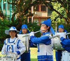 '新加坡天国乐团的团员在演奏'