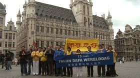 比利时学员向师尊问好，庆祝世界法轮大法日