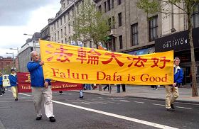 爱尔兰法轮功学员在都柏林市中心举行庆典游行