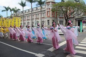 '游行队伍行经台湾文学馆。'