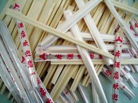 图五、把筷子手工套上塑料袋再捆好就是成品，这是所谓的“高级筷子”，北京各个餐馆常见。