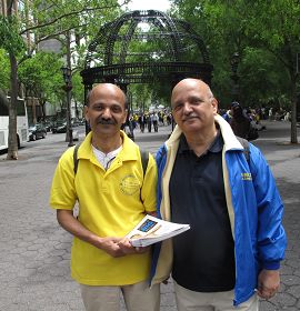 来自印度的山吉•布哈拉和山尼特两兄弟在纽约联合国广场向行人发放法轮功真相资料