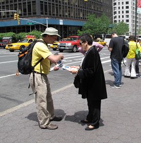 戈登•艾略特先生在联合广场街头向行人发放材料并讲真相
