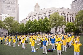 五月十八日，法轮功学员在纽约中国城哥伦布公园集体炼功
