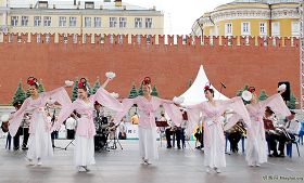 '法轮功学员在莫斯科红场上表演莲花舞'