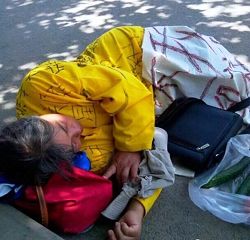 为挽救丈夫的生命，孙素云困睡在保定街头，两根黄瓜就是她的午饭