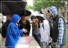 图3：四位土耳其青年在大雨中走到法轮功学员面前了解真相