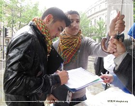 图5：四位土耳其青年在了解真相后一一在反活摘器官征签表上签字